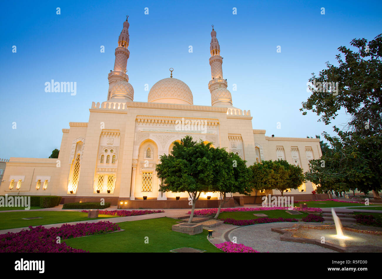 Jumeirah Mosque at Dusk, Dubai, United Arab Emirates Stock Photo - Alamy