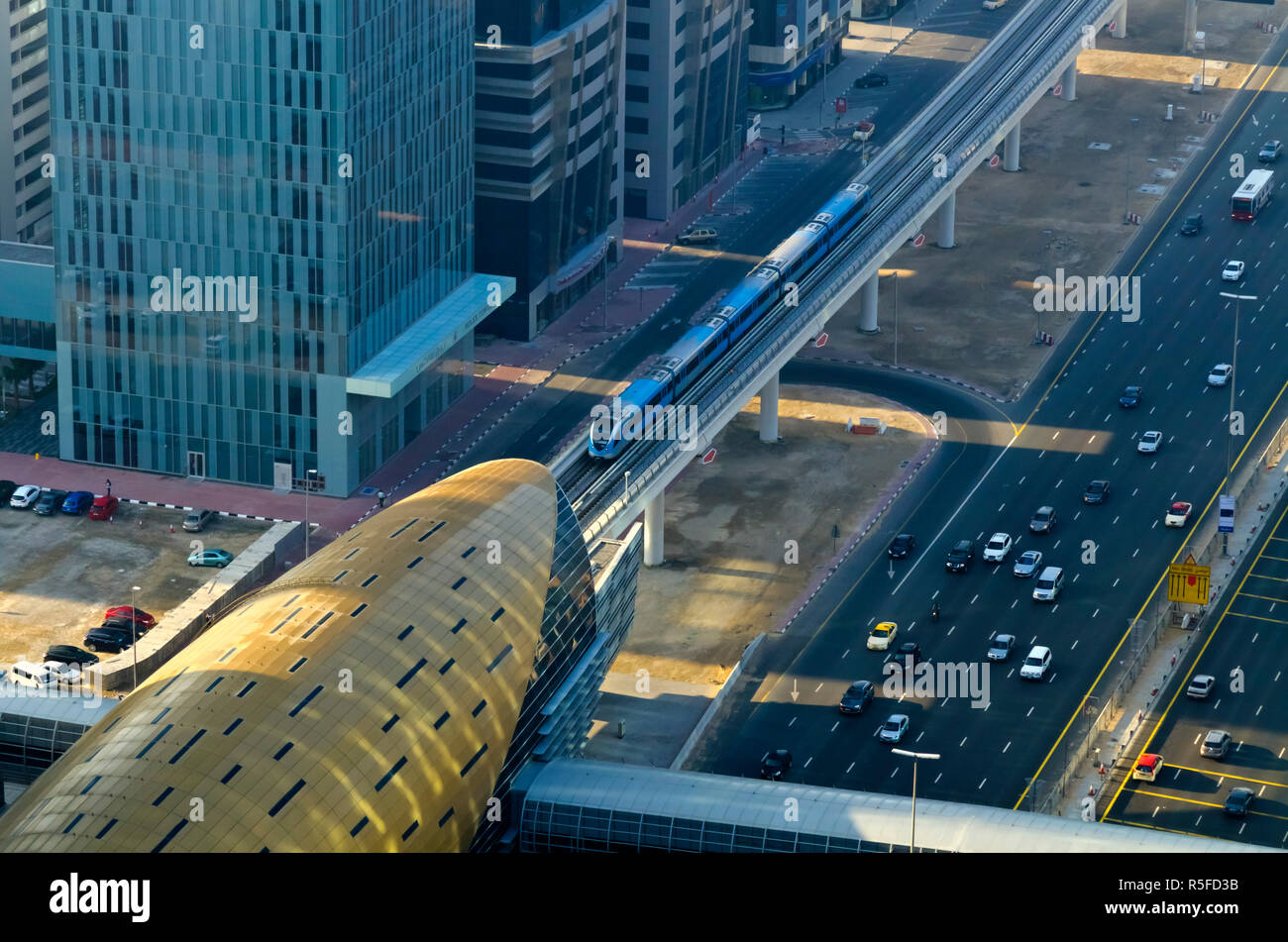 UAE, Dubai,  Sheikh Zayed Road (Highway E11) and Financial Centre Metro Station Stock Photo