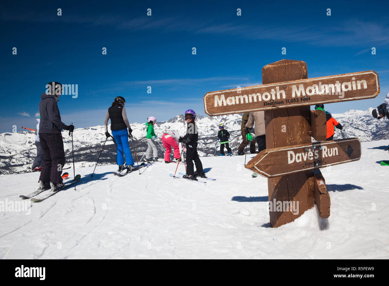 USA, California, Eastern Sierra Nevada Area, Mammoth Lakes, Mammoth Mountain Ski Area, skiers at Top of the Sierra, Stock Photo