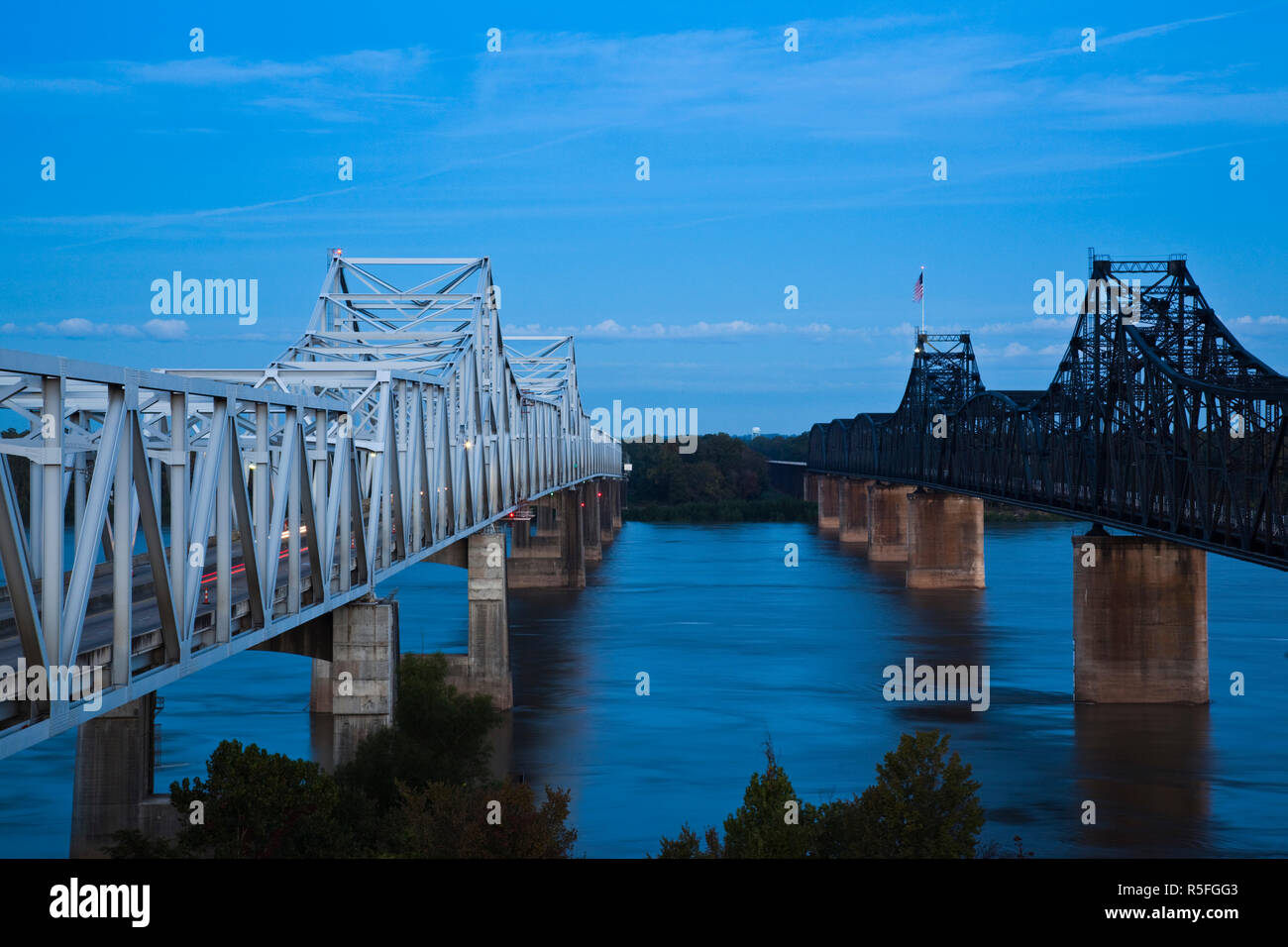 USA, Mississippi, Vicksburg, I-20 Highway and US-80 bridges across the Mississippi River Stock Photo