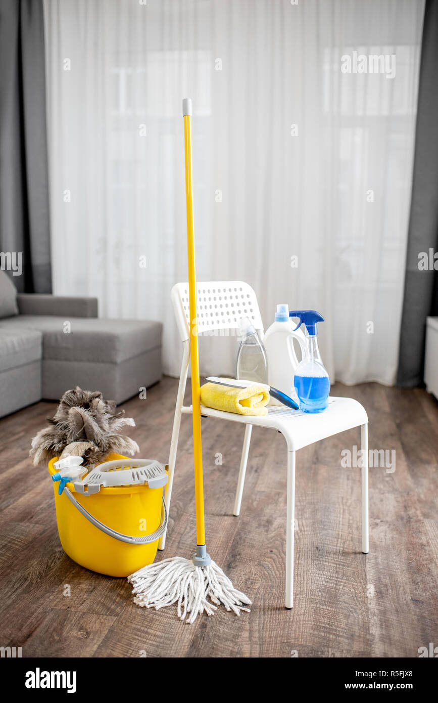 https://c8.alamy.com/comp/R5FJX8/bucket-with-dust-wiper-sponges-chemicals-bottles-and-mopping-stick-on-the-floor-in-the-apartment-cleaning-service-concept-R5FJX8.jpg
