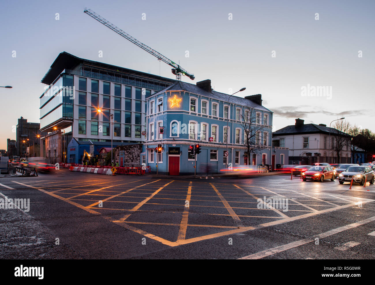 Cork City, Cork, Ireland. 30th November, 2018. Early morning at the intersection of Albert Quay and Albert Street with The Sextant Bar is over shadowe Stock Photo
