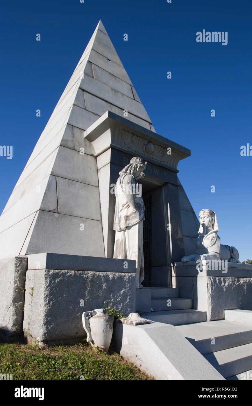 USA, Louisiana, New Orleans-area, Metarie, Metairie Cemetery, triangular Brunswig tomb Stock Photo