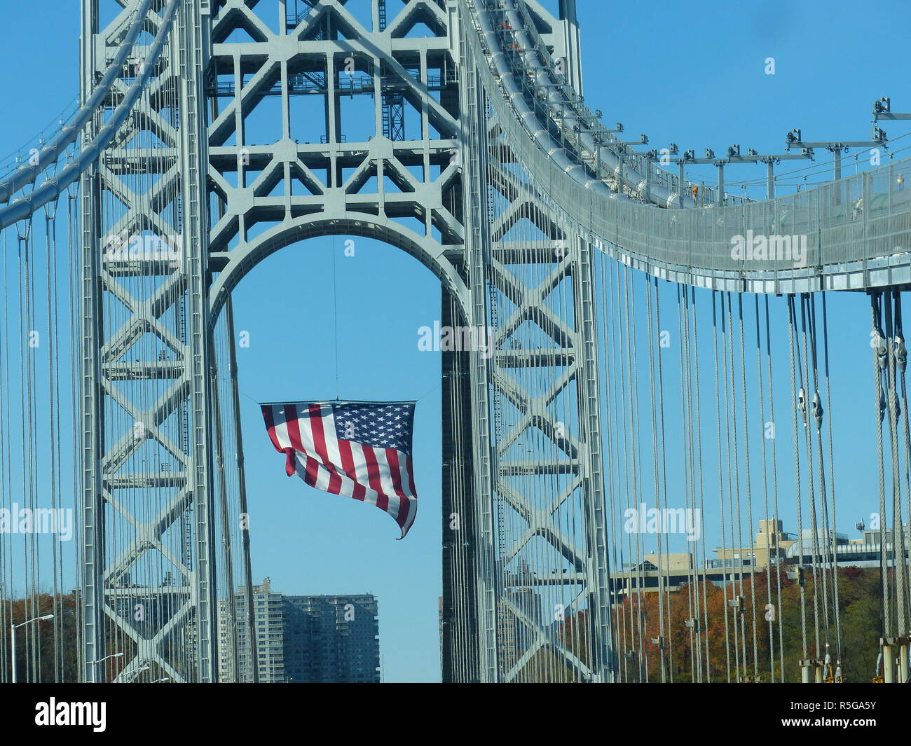 Opened in 1931, this iconic suspension bridge between Manhattan & New