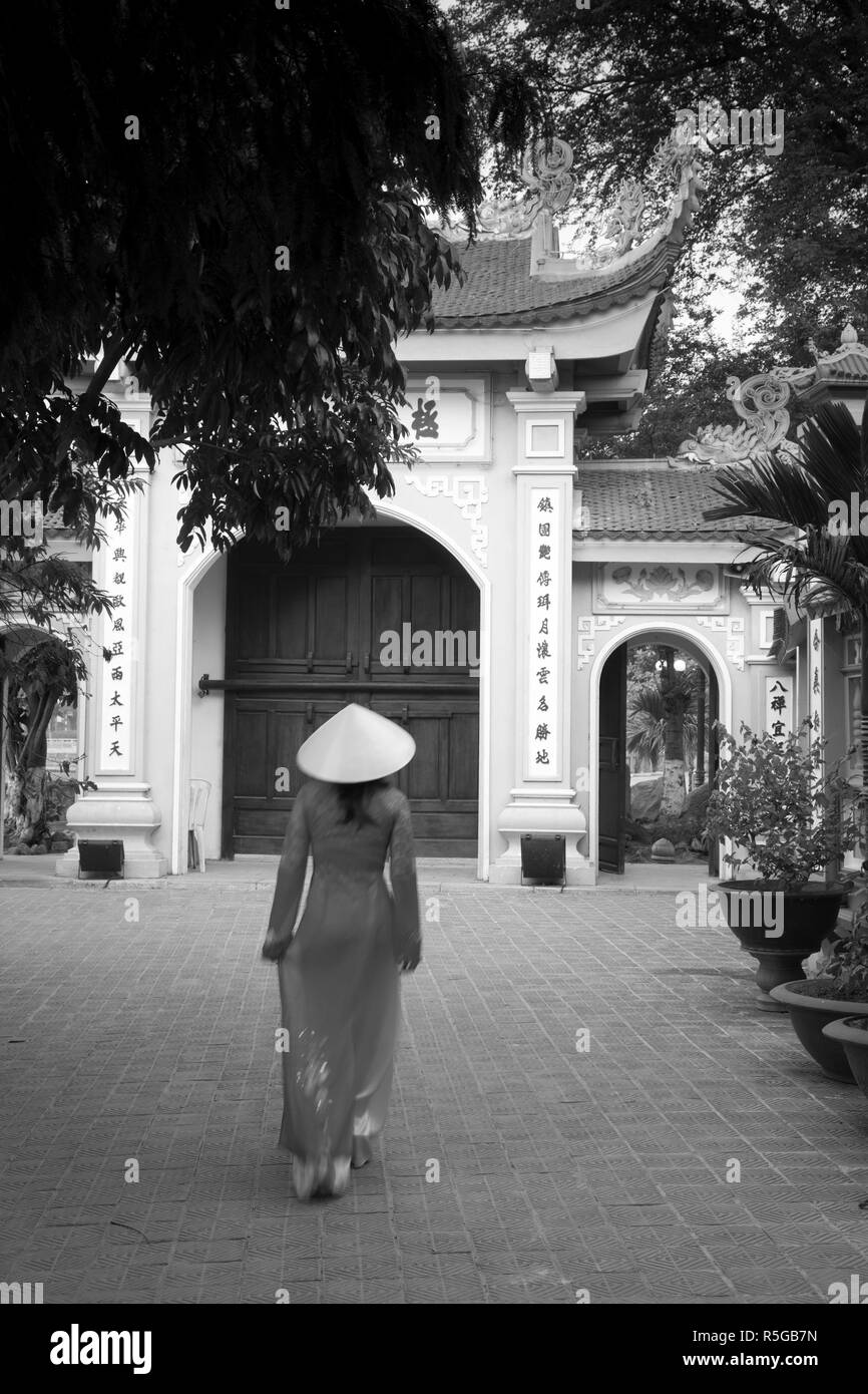 Girl wearing Ao Dai dress, Tran Quoc Pagoda, West Lake (Ho Tay), Hanoi, Vietnam (MR) Stock Photo