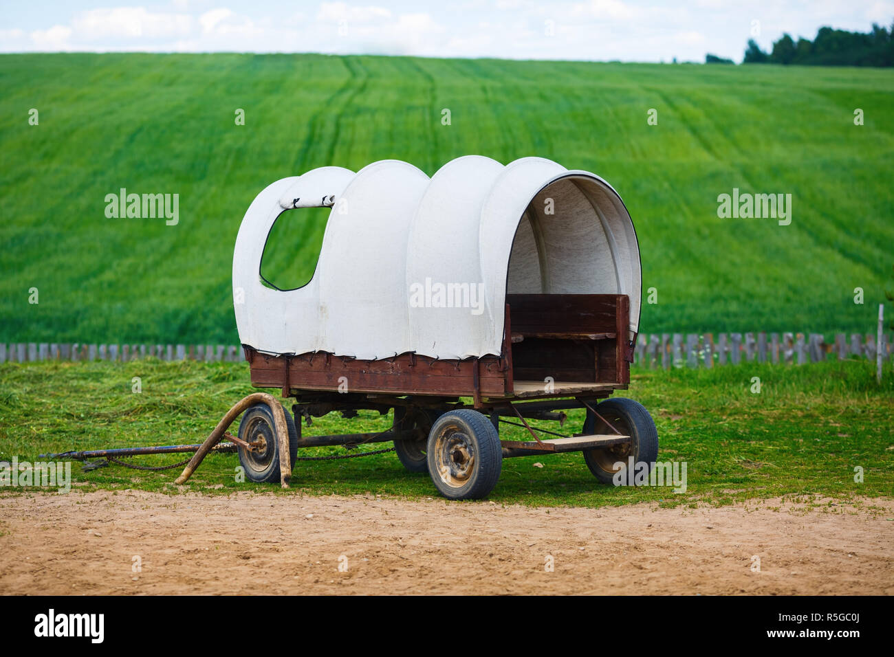 Old covered wagon Stock Photo Alamy