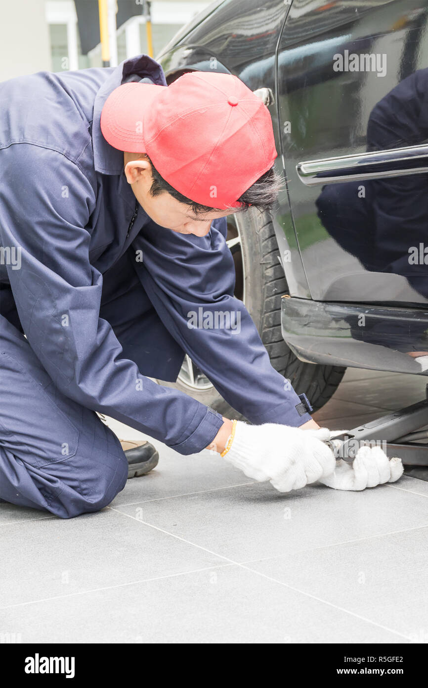 Mechanic replacing lug nuts changing tires on vehicle Stock Photo Alamy