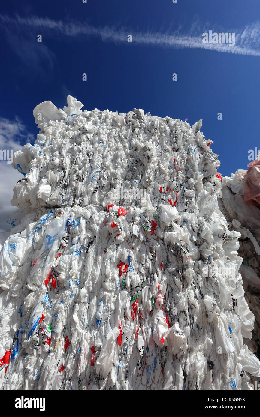 Bales with plastic film for plastic recycling in a recycling plant