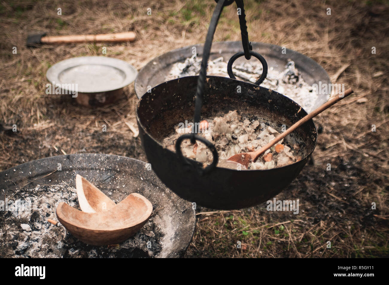 https://c8.alamy.com/comp/R5GY11/viking-food-cooking-on-a-replica-historic-campfire-at-gudvangen-viking-market-norway-R5GY11.jpg