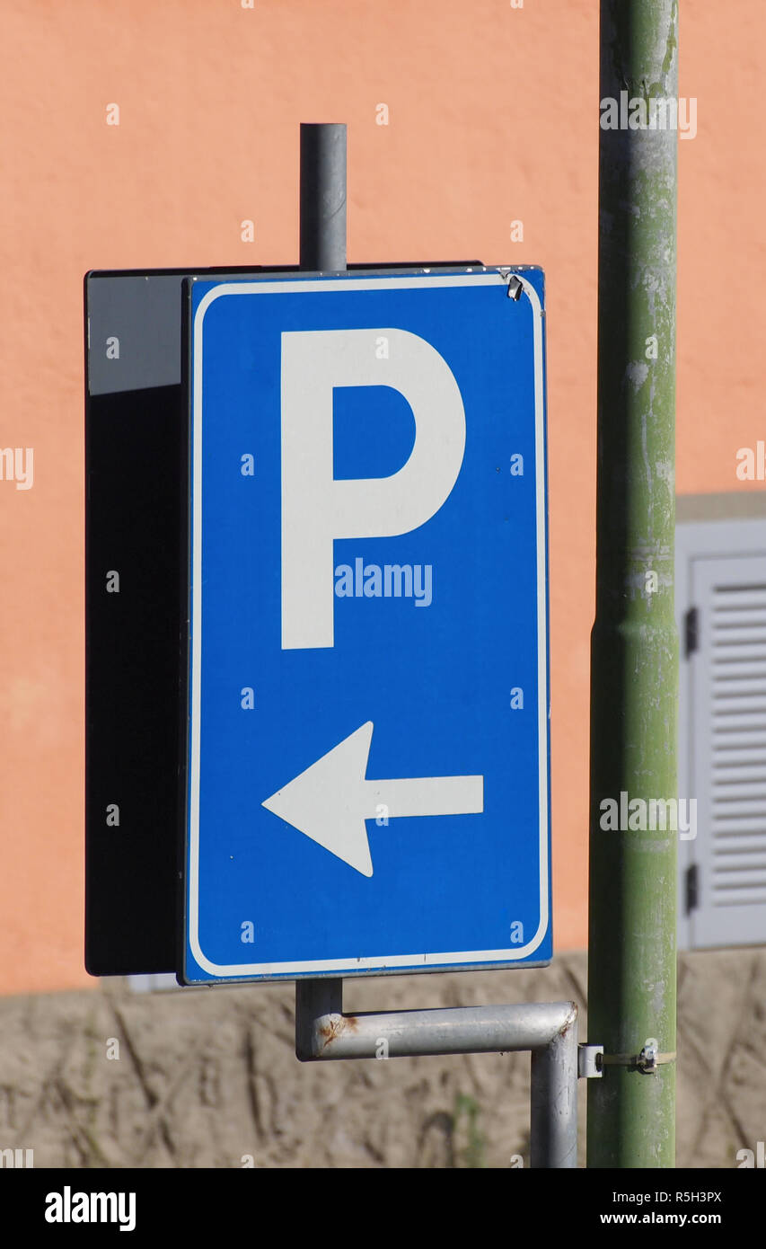 parking-sign-with-arrow-stock-photo-alamy