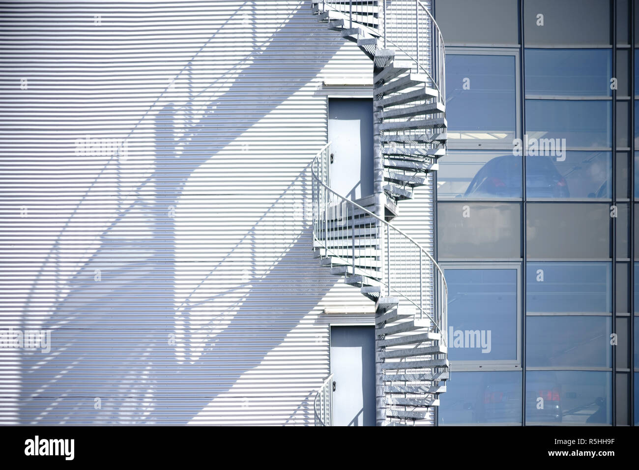 Wendeltreppe wirft Schatten Stock Photo