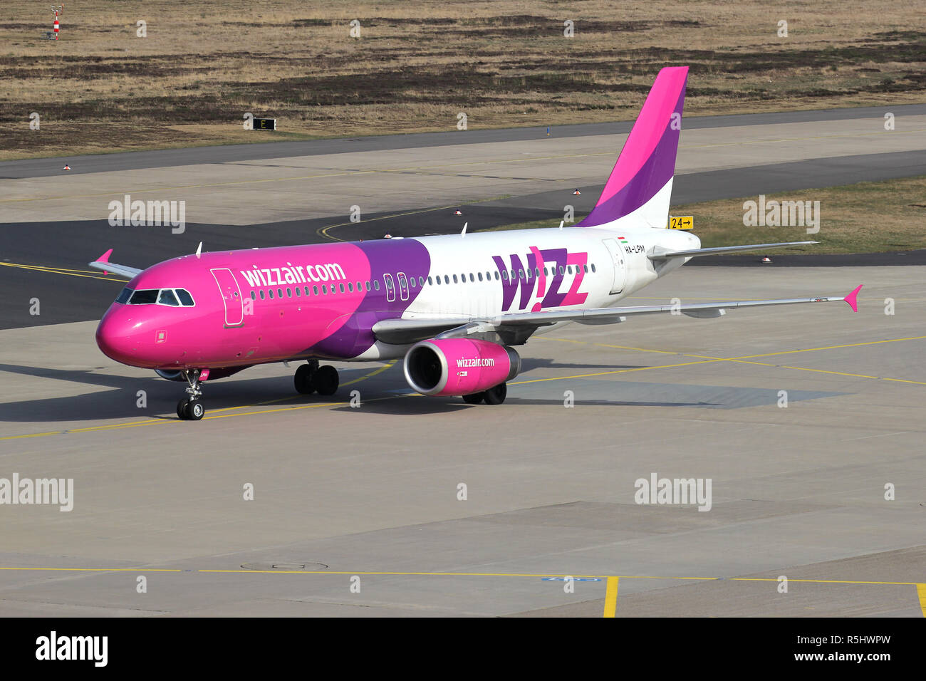 Wizzair airbus a320 hi-res stock photography and images - Alamy