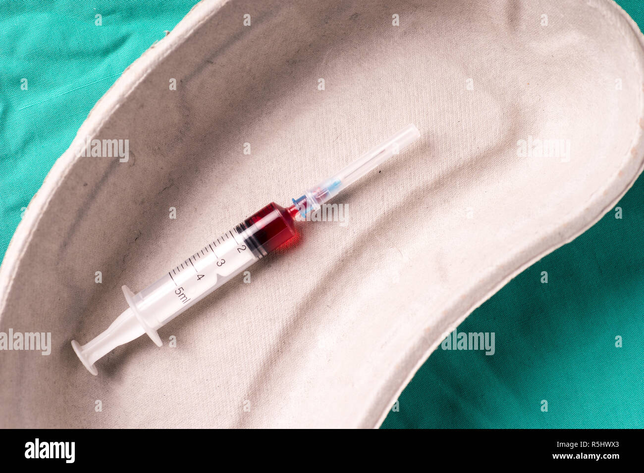 Injections fluid hi-res stock photography and images - Alamy