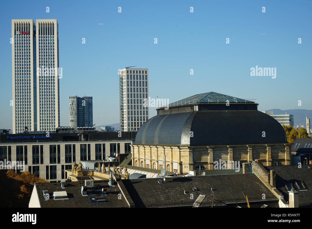 Blick über die Dächer Frankfurts zum Opernturm, über das Dach der Deutschen Börse, Frankfurt am Main, Germany Stock Photo