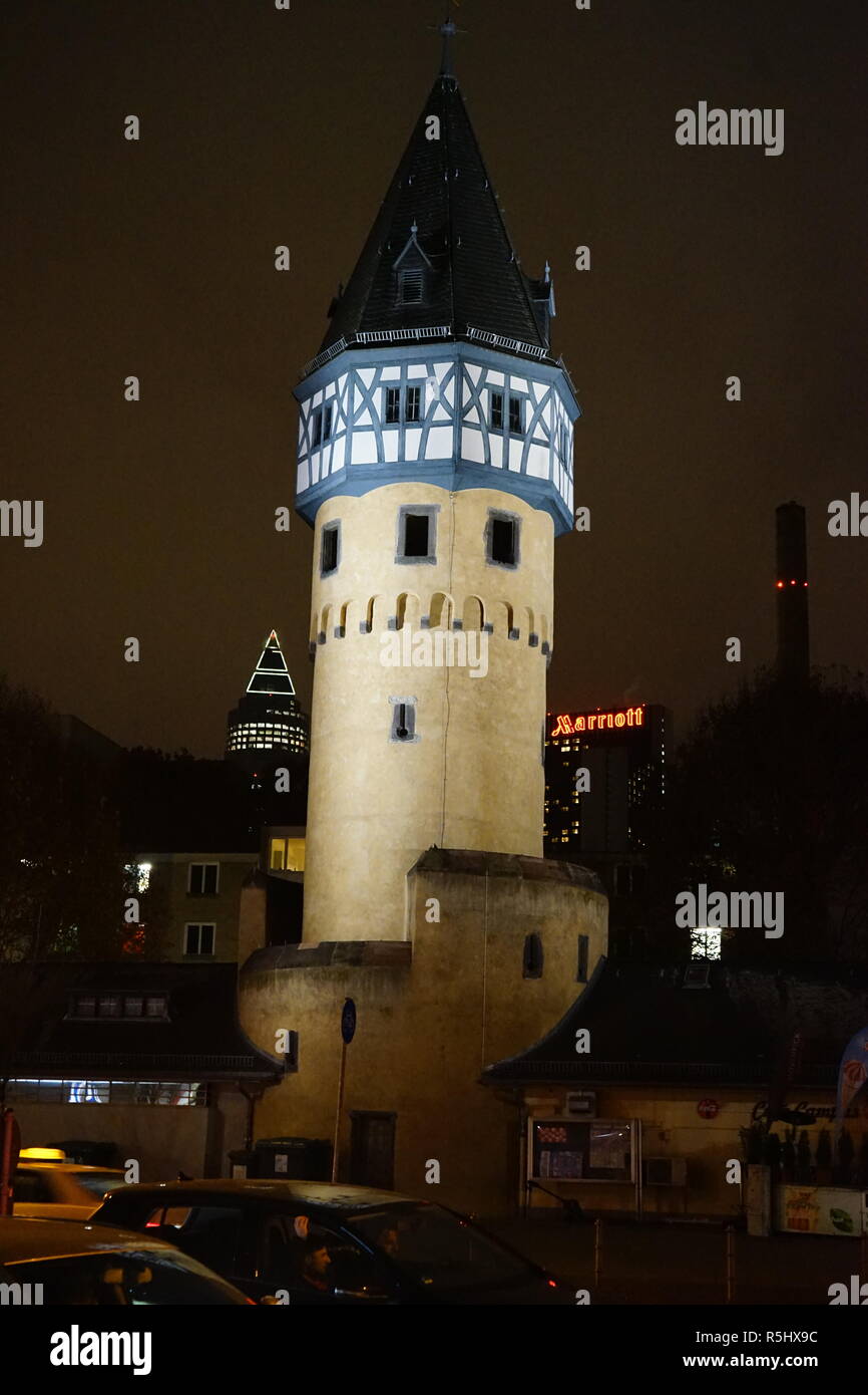 Bockenheimer Warte bei Nacht, Frankfurt am Main, Deutschland Stock Photo