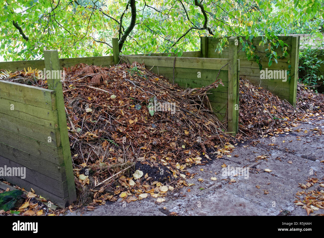 Compost bin wood hires stock photography and images Alamy