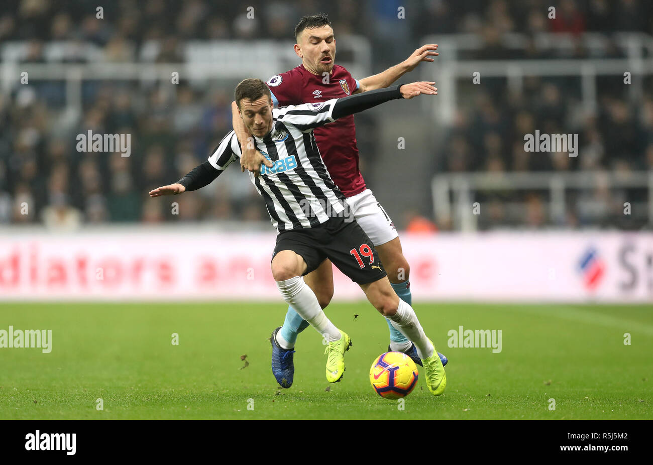 Newcastle United's Javier Manquillo (left) and West Ham United's Robert Snodgrass battle for the ball during the Premier League match at St James' Park, Newcastle. Stock Photo