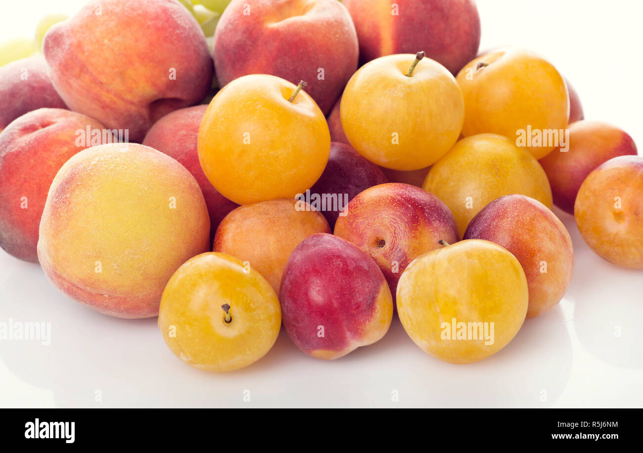 summer fruits plums and peaches Stock Photo Alamy