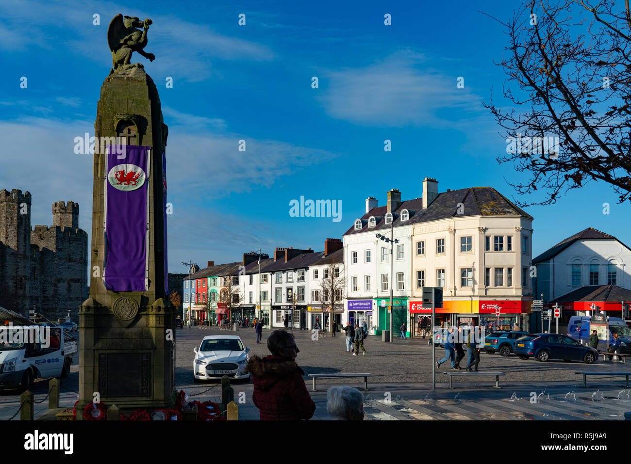 The Cenotaph on the square (Y Maes), Caernarfon, Gwynedd, North Wales. Image taken in November 2018. Stock Photo
