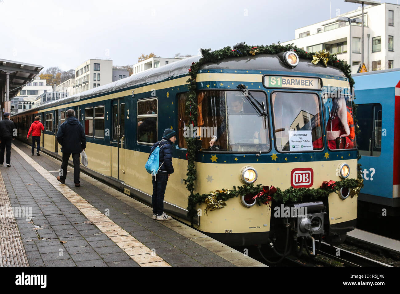 Hamburg, Hamburg, Germany. 1st Dec, 2018. A passenger seen standing next to the urban train.The traditional Christmas rapid urban train (Weihnacht S-bahn) in Hamburg start its annual traditional ride on December 1st. The train has ridden since 1969 as a tradition for Christmas season in Hamburg. Train rides take place every Sunday in December on 2 different routes. Credit: Giang Pham/SOPA Images/ZUMA Wire/Alamy Live News Credit: ZUMA Press, Inc./Alamy Live News Stock Photo