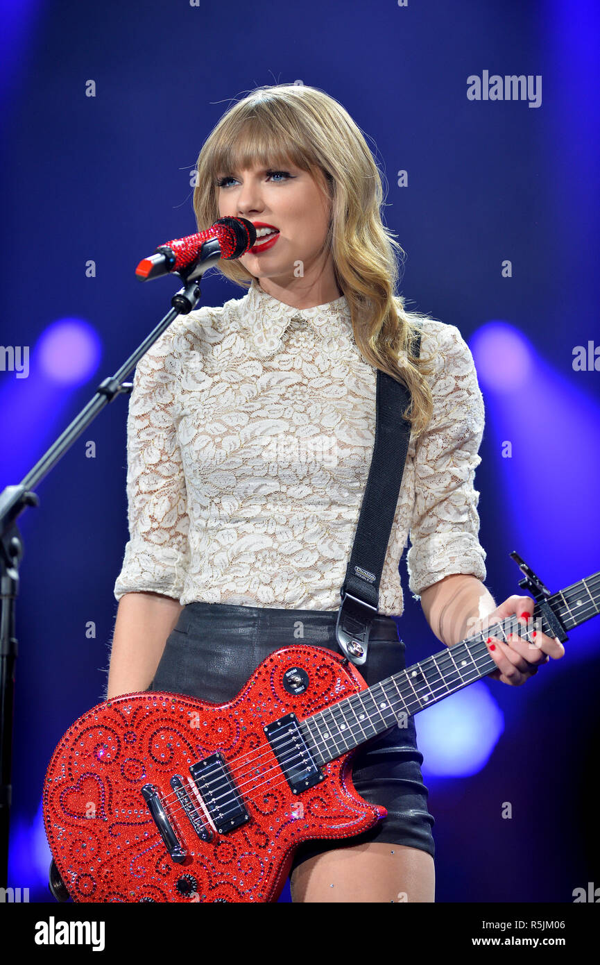 Taylor swift 'red tour' hi-res stock photography and images