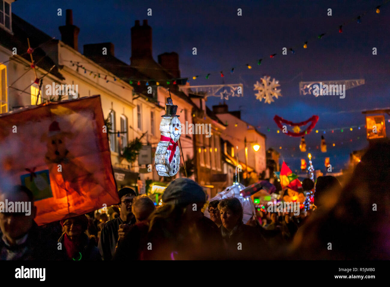 Stony Stratford. North Buckinghamshire, UK.1st December 2018. Lantern Parade with just over 280 lanterns, most of these have been made by families and young children at York House Centre, a Youth, Community and Arts centre over the last few months. The Lantern procession making its way down the packed hight street on it’s way to the Market Square, Credit: Keith J Smith./Alamy Live News Stock Photo