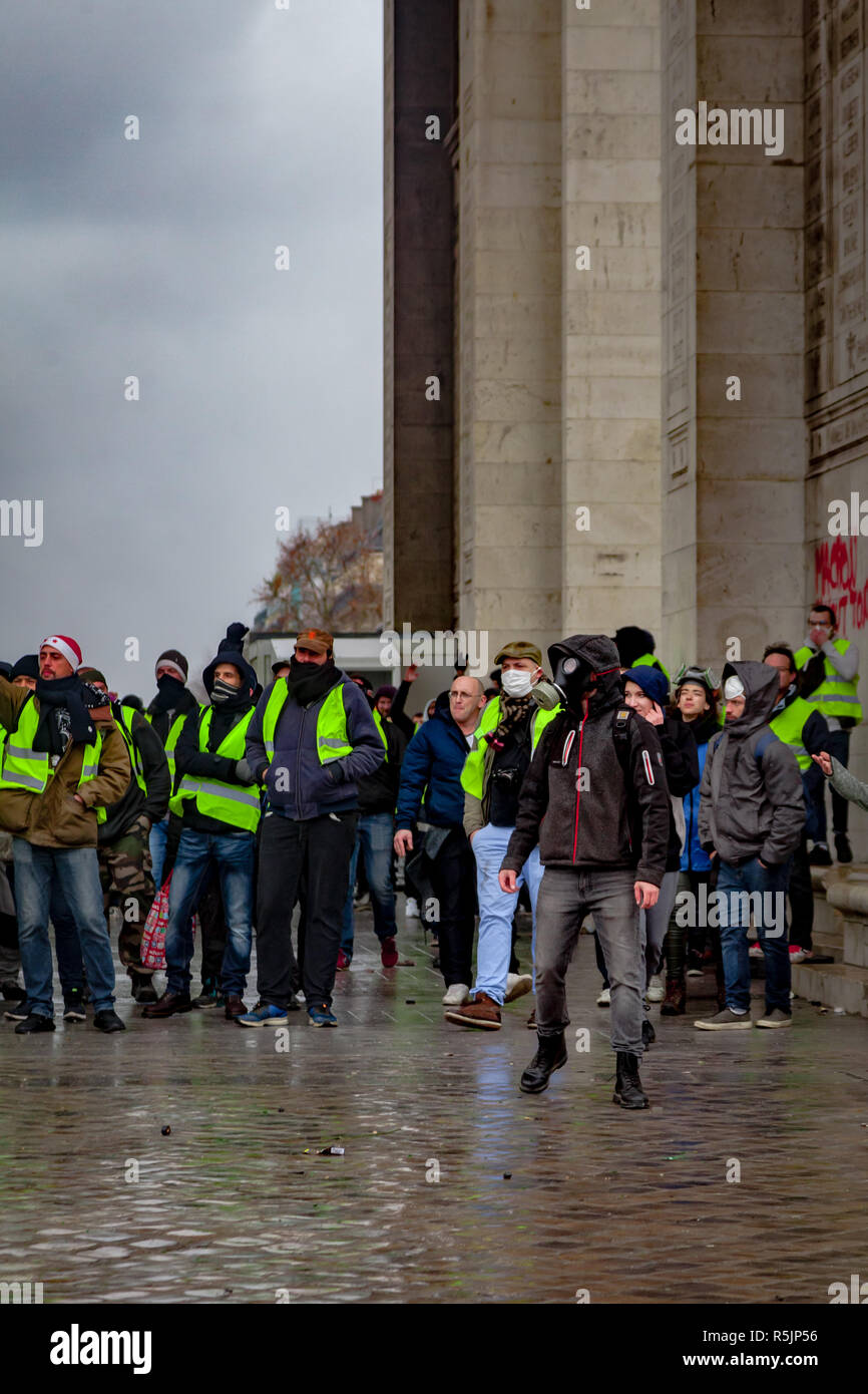 Paris, France. 1st December, 2018. Protesters at Arc de Triomphe during the Yellow Vests protest against Macron politic. Credit: Guillaume Louyot/Alamy Live News Stock Photo