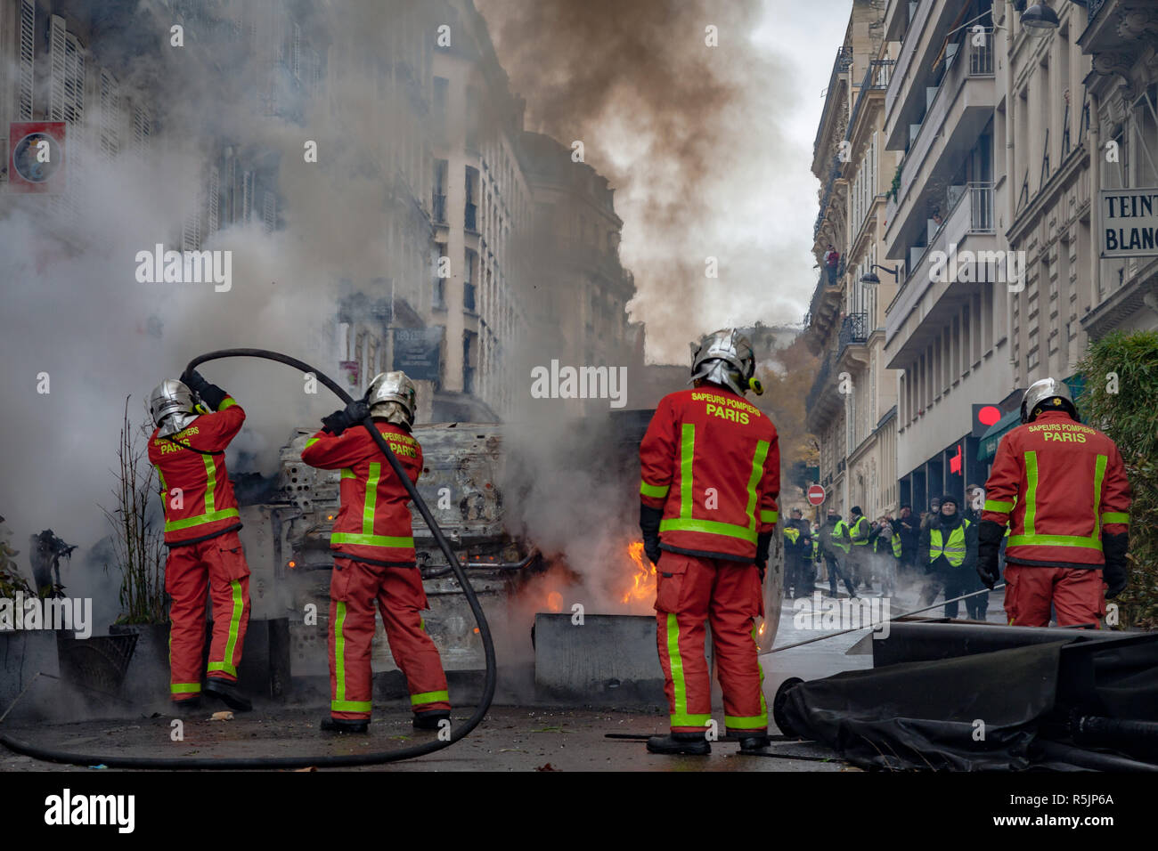 French firefighters protest hi-res stock photography and images - Alamy