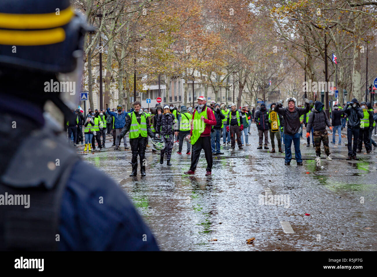 Paris, France. 1st December, 2018.  Protetesters during the Gilets Jaunes, Yellow Vests protest against Macron politic. Credit: Guillaume Louyot/Alamy Live News Stock Photo