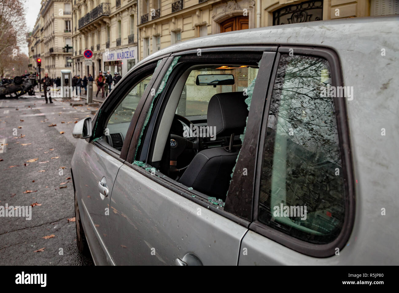Paris, France. 1st December, 2018.  Shattered glass during the Gilets Jaunes, Yellow Vests, protest against Macron politic. Credit: Guillaume Louyot/Alamy Live News Stock Photo