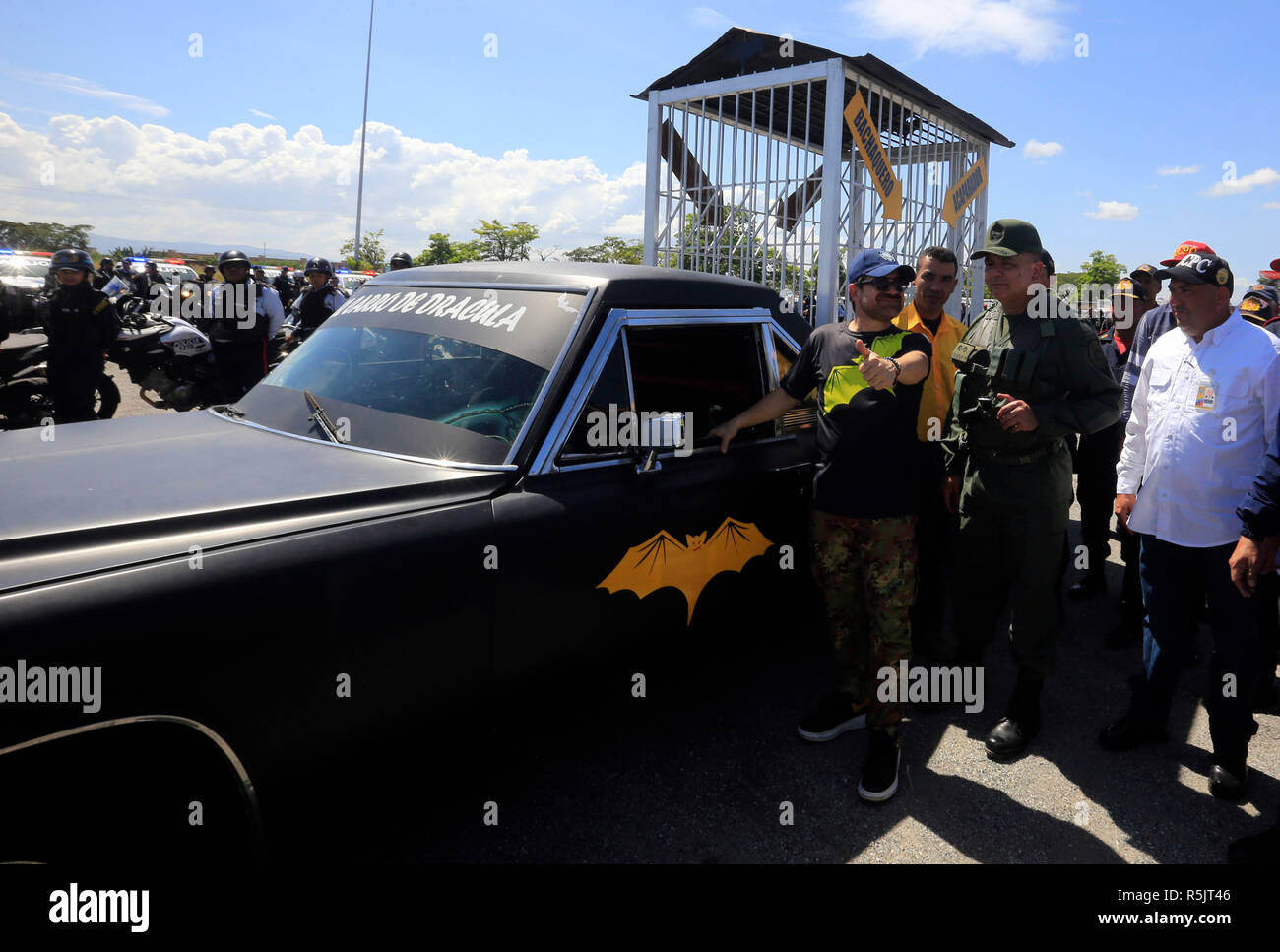 Valencia, Carabobo, Venezuela. 1st Dec, 2018. December 01, 2018. Rafael Lacava (l) governor of Carabobo state, poses next to Dracula's car, accompanied by Juan Carlos Dubolay (c) General (EJ) commander of the Zodi, Comprehensive Defense Zone (for its acronym in Spanish) during the start-up of the security operation Safe Christmas, in Valencia, Carabobo state. Photo: Juan Carlos Hernandez Credit: Juan Carlos Hernandez/ZUMA Wire/Alamy Live News Stock Photo