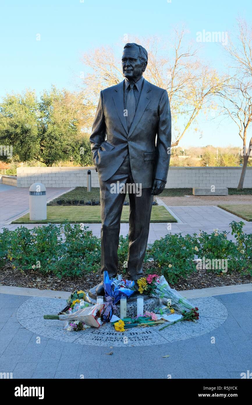 College Station, Texas, USA. 1 Dec., 2018. Flowers at the base of the George H.W. Bush statue, by artist Chas Fagan, outside the George Bush Presidential Library in College Station, Texas, USA.  Former President Bush died Nov. 30, 2018 at the age of 94. Stock Photo
