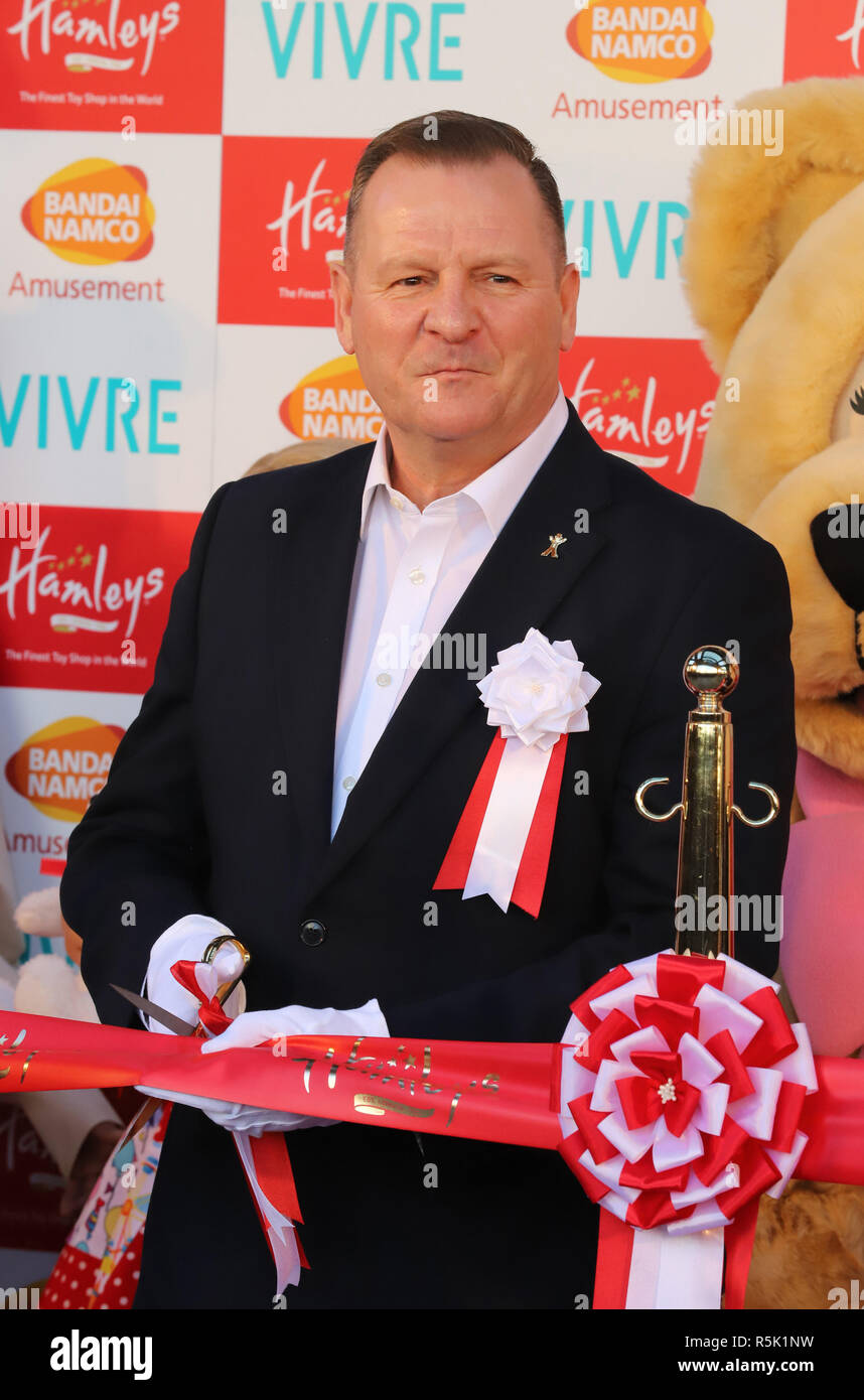 Friday. 30th Nov, 2018. November 30 2018, Yokohama, Japan - British toy store chain Hamleys CEO Ralph Cunningham cuts a ribbon for the opening of Hamleys' first shop in Japan in Yokohama, suburban Tokyo on Friday, November 30, 2018. London's largest and oldest toy store Hamleys opened a 3,000 square meters large shop in Yokohama's shopping mall World Porters. Credit: Yoshio Tsunoda/AFLO/Alamy Live News Stock Photo