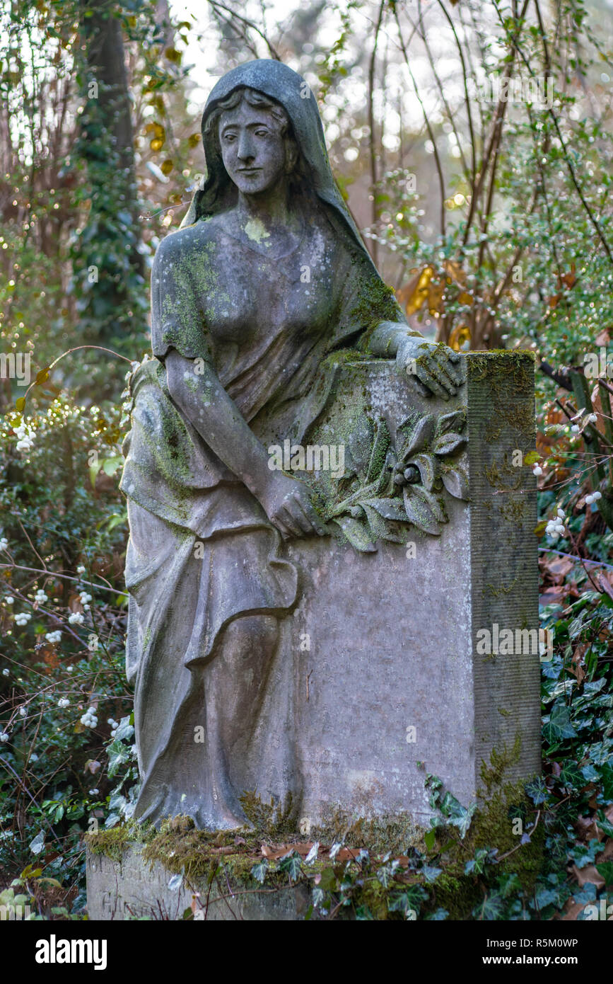 Statue of a mourning woman on a cemetery in Berlin Frohnau Stock Photo