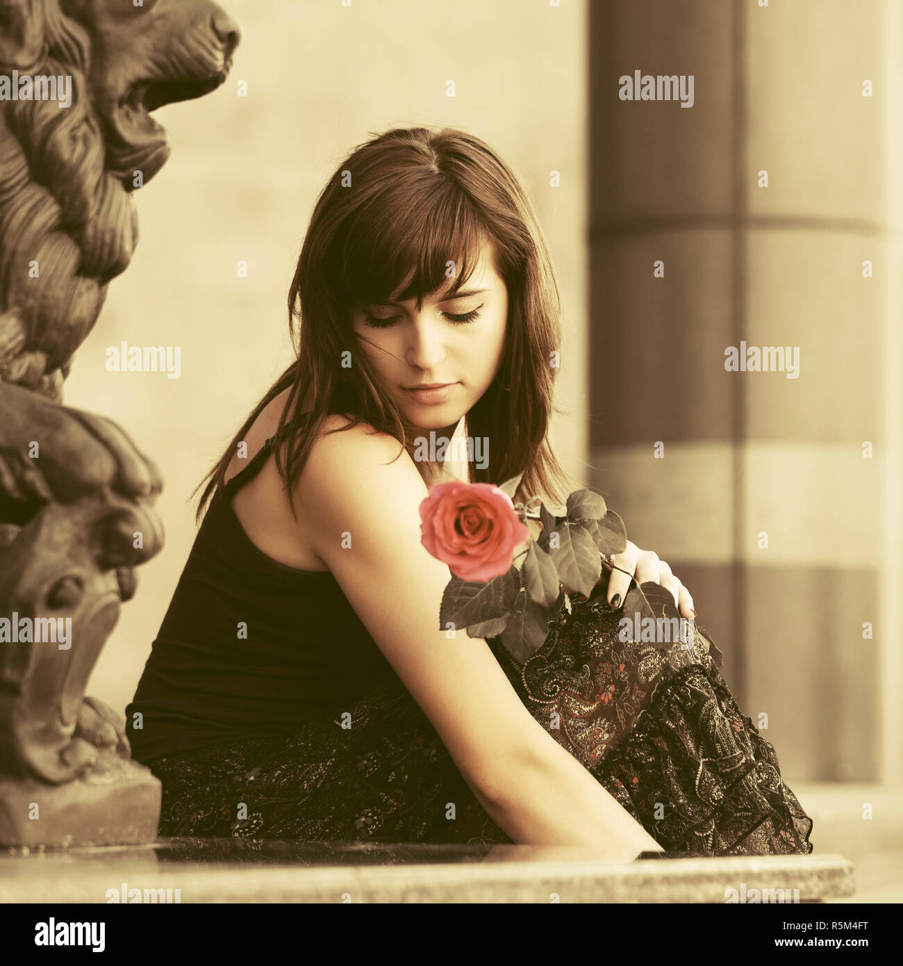 Woman thoughtful sad outdoor hi-res stock photography and images - Alamy