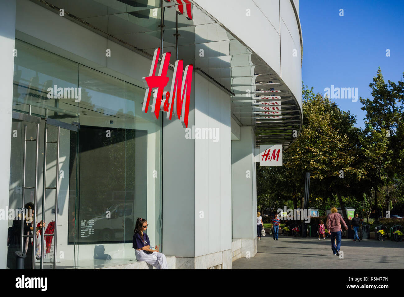 September 21, 2017 Bucharest/Romania - H&M store entrance in Piata Unirii  (Unirii Square Stock Photo - Alamy