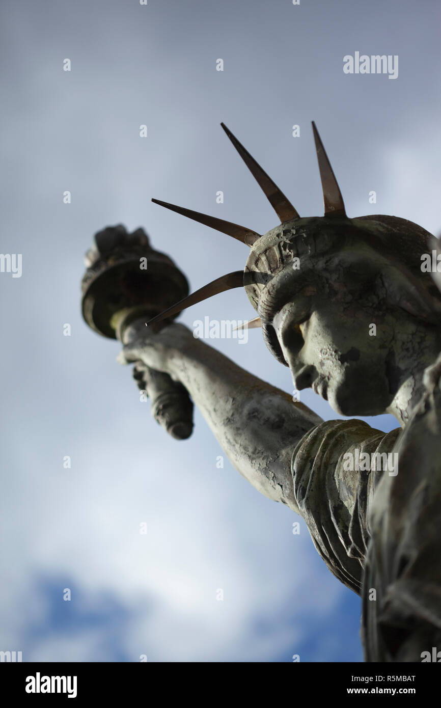Broken statue of liberty hires stock photography and images Alamy