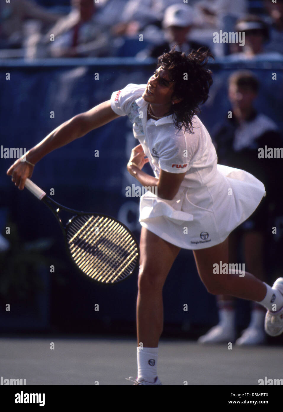 Gabriela Sabatini serving during a match at the 1989 US Open at Flushing Meadow. Stock Photo