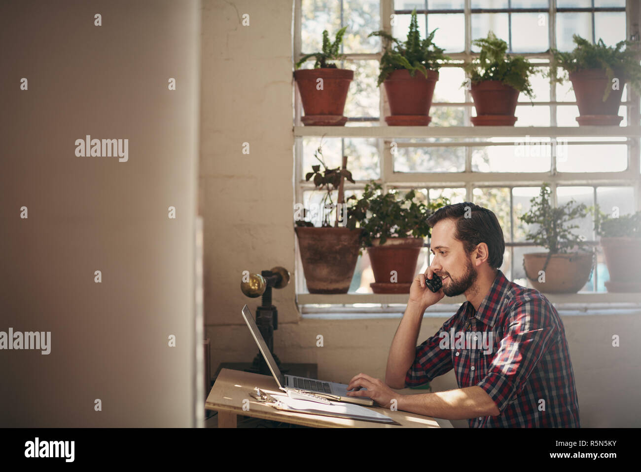 Craftsman laptop mobile phone hi-res stock photography and images - Alamy