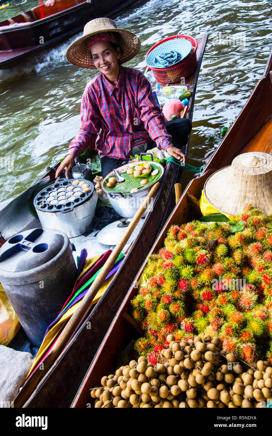 https://c8.alamy.com/comp/R5NDYA/lovely-smile-of-the-thai-coconut-pancake-maker-at-the-damnoen-saduak-floating-market-in-thailand-or-land-of-the-smiles-surrounded-by-exotic-fruits-R5NDYA.jpg