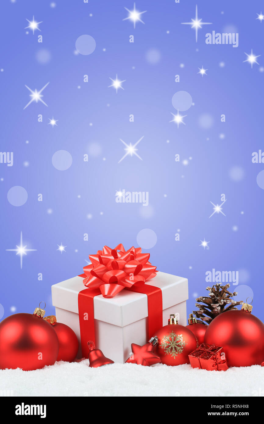 Weihnachten Geschenke Weihnachtsgeschenke hochkant Winter Schnee Stern  Hintergrund Dekoration Stock Photo - Alamy