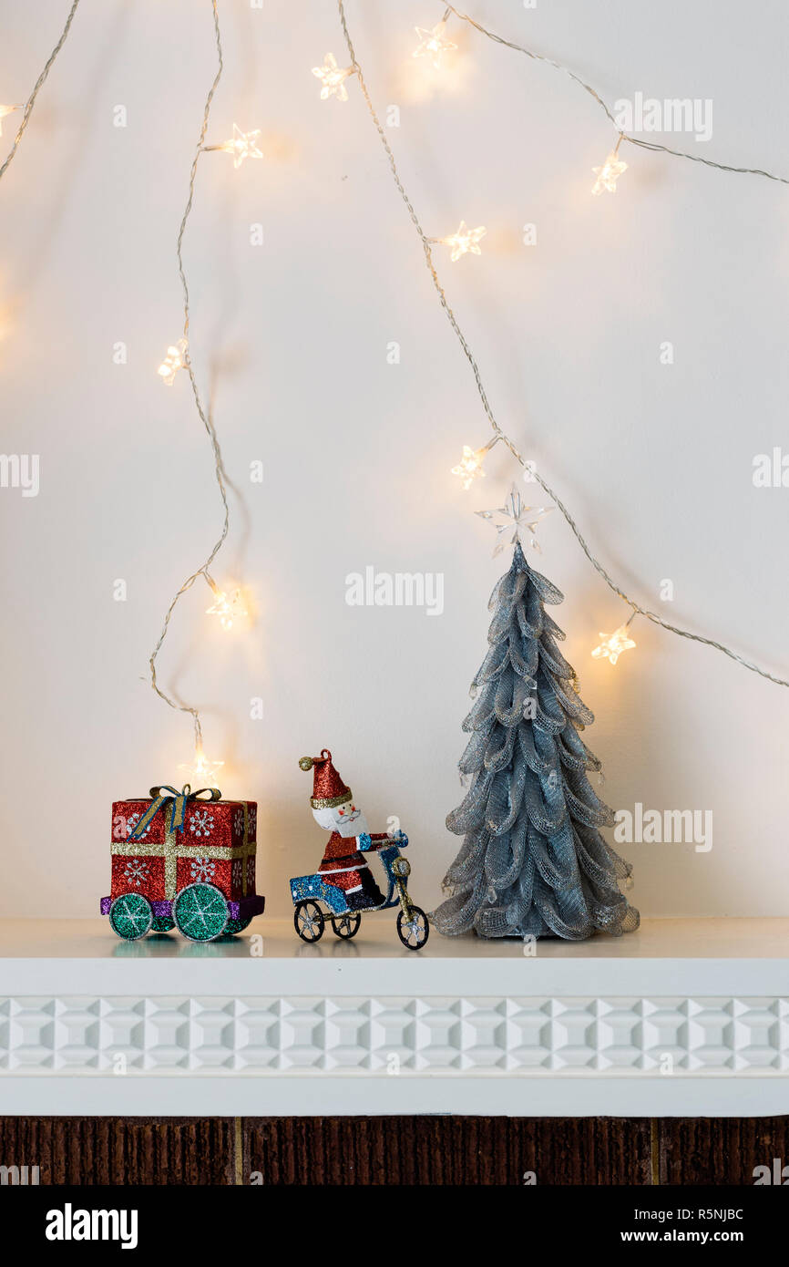 Mantelpiece ornaments hires stock photography and images Alamy