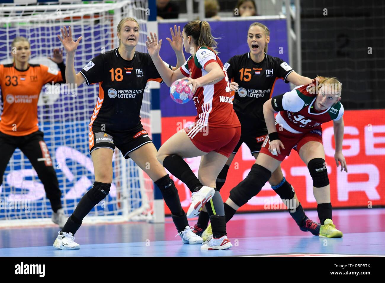 Posters patroon vasthouden 01-12-2018 HANDBAL: 13TH WOMENS EUROPEAN HANDBALL CHAMPIONSHIP: HONGARIJE- NEDERLAND: MONTBELIARD Kelly Dulfer (NED) Credit: Soenar Chamid/AFLO/Alamy  Live News Stock Photo - Alamy