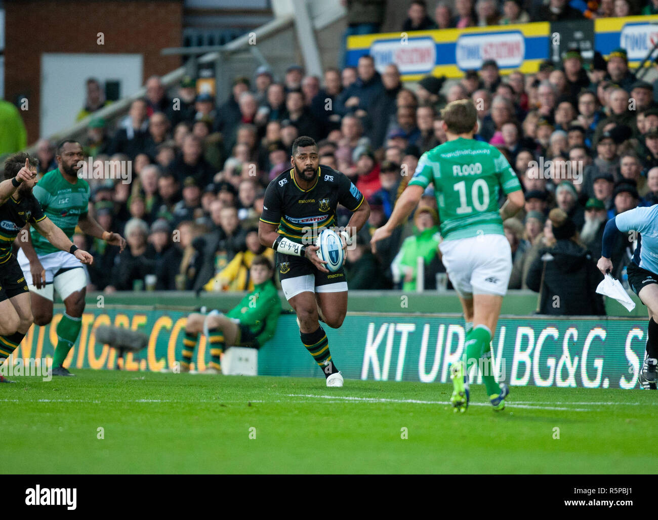 Northampton, UK. 1st December 2018. Taqele Naiyaravoro of Northampton Saints runs with the ball during the Gallagher Premiership Rugby match between Northampton Saints and Newcastle Falcons. Andrew Taylor/Alamy Live News Stock Photo
