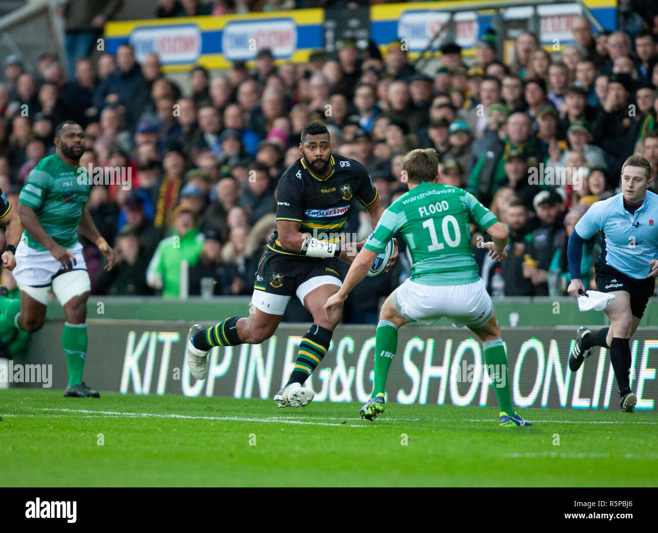 Northampton, UK. 1st December 2018. Taqele Naiyaravoro of Northampton Saints runs with the ball during the Gallagher Premiership Rugby match between Northampton Saints and Newcastle Falcons. Andrew Taylor/Alamy Live News Stock Photo