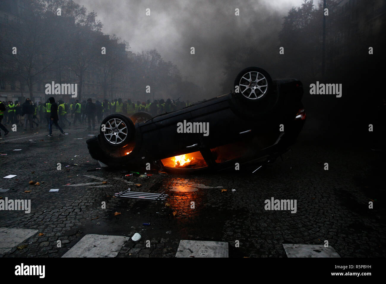 France riots cars hi-res stock photography and images - Alamy