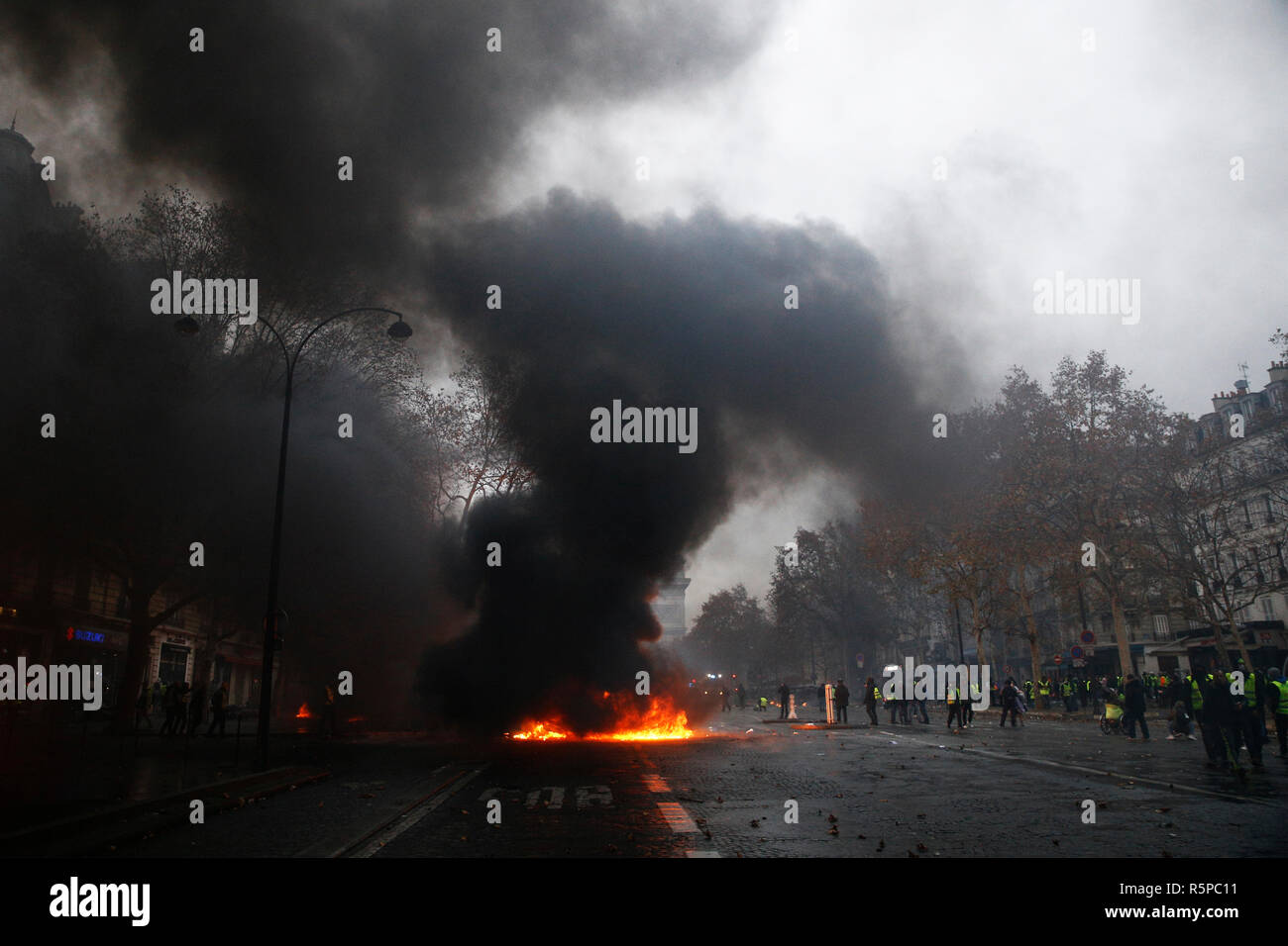 Paris, France.  1st December 2018.  . Demonstrators light a car  on fire during a protest of the yellow jackets. Credit: ALEXANDROS MICHAILIDIS/Alamy Live News Stock Photo