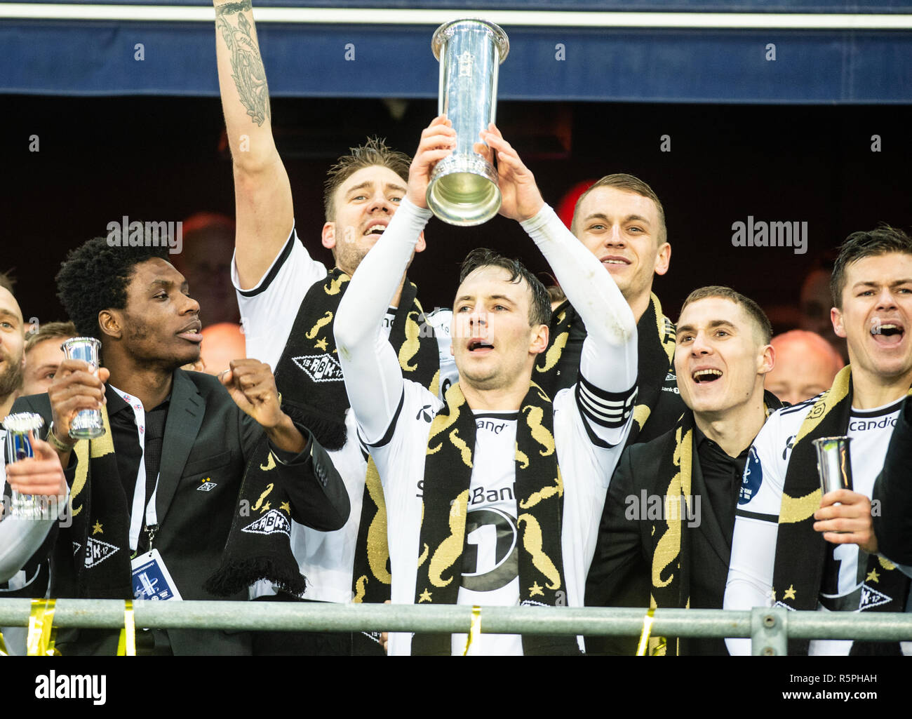 Norway, Oslo. 2nd Dec 2018. Captain Mike Jensen can raise the trophy after Rosenborg wins the 2018 Norwegian Cup Final 4-1 against Strømsgodset at Ullevaal Stadion in Oslo. (Photo credit: Gonzales Photo - Jan-Erik Eriksen). Credit: Gonzales Photo/Alamy Live News Stock Photo