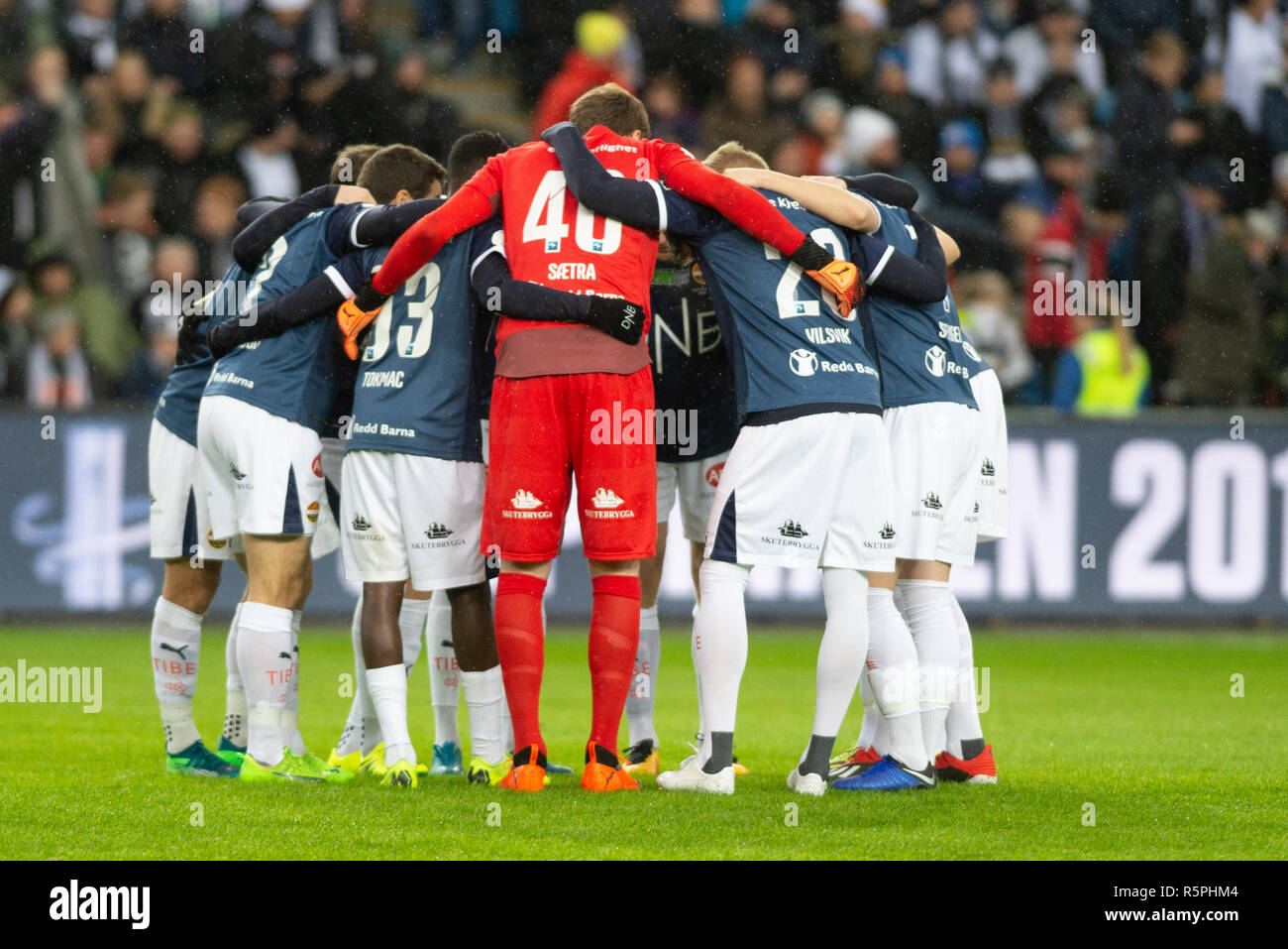 Norway, Oslo. 2nd Dec 2018. The players from Strømsgodset stand together before the Norwegian Cup Final 2018 between Rosenborg and Strømsgodset at Ullevaal Stadion in Oslo. (Photo credit: Gonzales Photo - Jan-Erik Eriksen). Credit: Gonzales Photo/Alamy Live News Stock Photo
