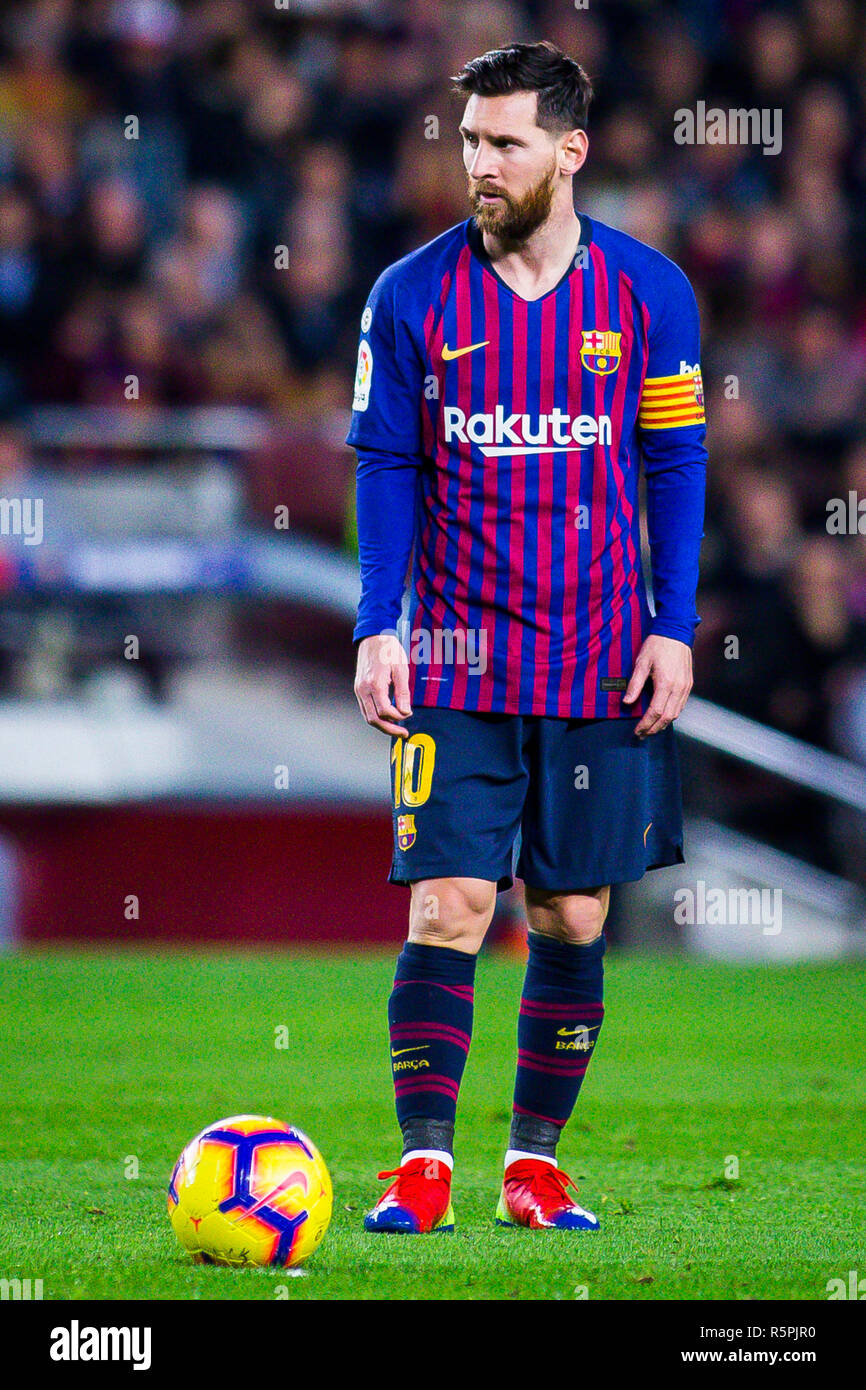 Barcelona, Spain. 2nd Dec, 2018. La Liga football, Barcelona versus  Villareal; Lionel Messi of FC Barcelona lines up a direct free kick Credit:  Action Plus Sports/Alamy Live News Stock Photo - Alamy